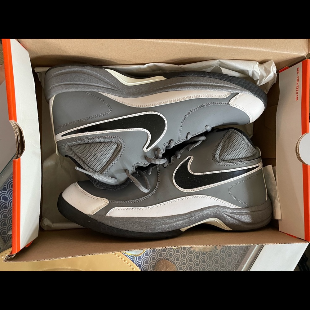 Men's basketball shoes
